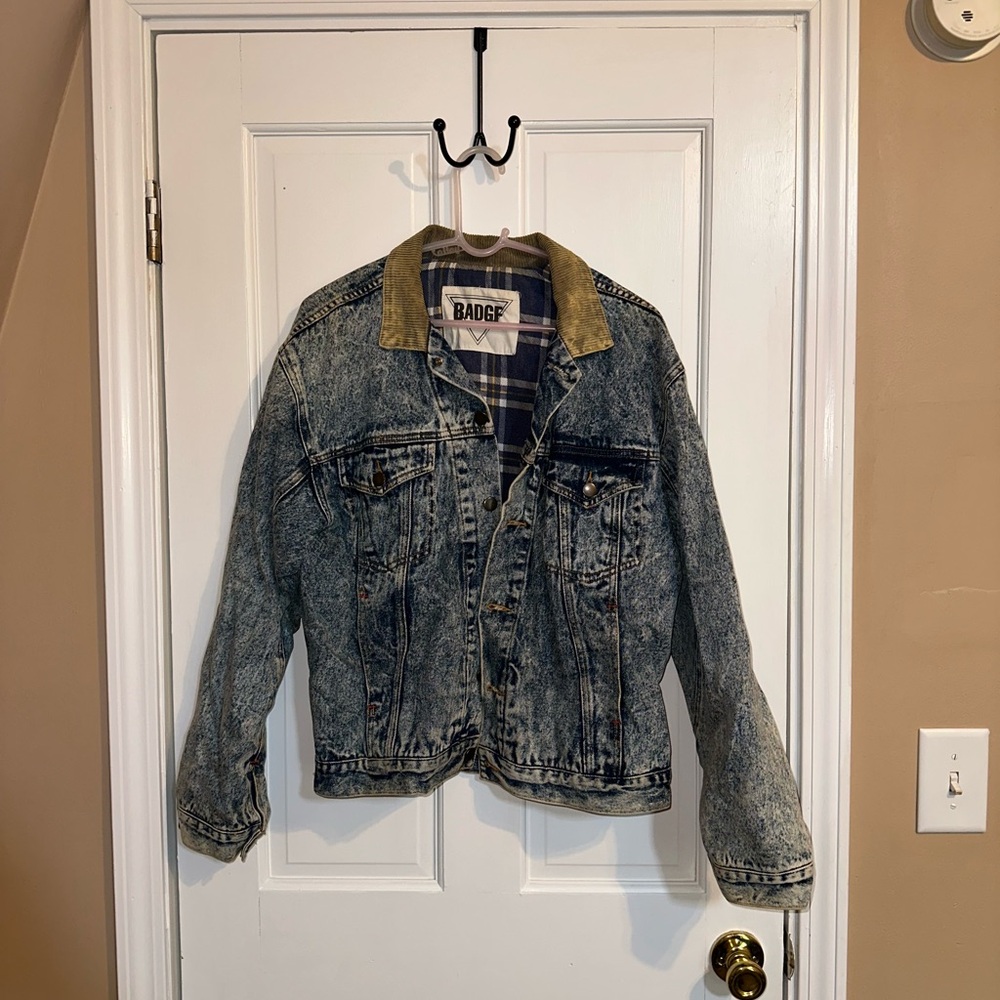 Vintage acid washed Jean jacket. Large. Plaid lining.